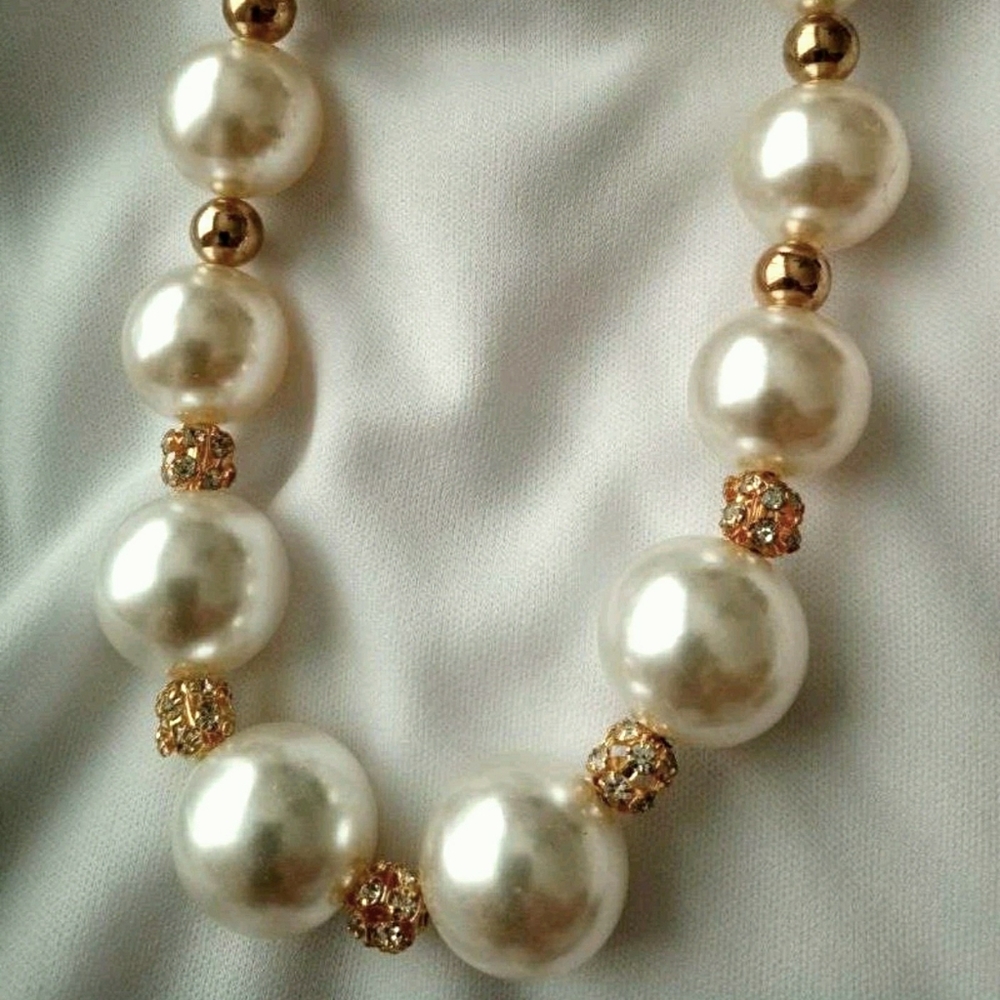 Modern Fashion  Oversized - Pearls  Necklace
